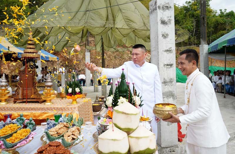 พล.อ.เทพพงศ์ ทิพยจันทร์ โปรยดอกไม้ที่โต๊ะบวงสรวงซึ่งจัดไว้อย่างงดงาม ด้านหลังเป็นบริเวณที่จัดสร้างธรรมเมกขสถูป(จำลอง) 