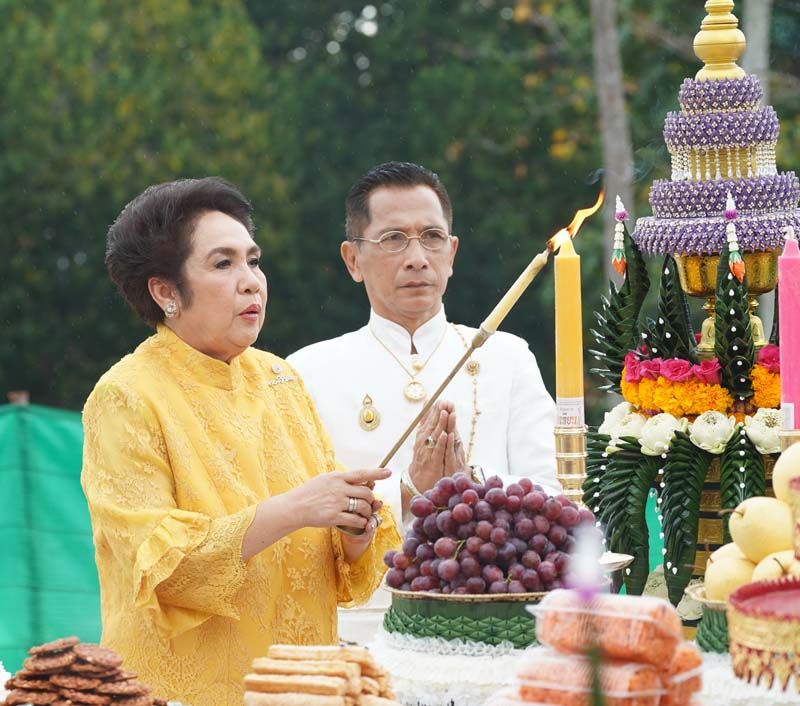 สุมนา อภินรเศรษฐ์ จุดเทียนชัยสีเหลือง เพื่อความรุ่งเรือง ราบรื่น ที่โต๊ะบวงสรวงอัญเชิญพระอุปคุตขึ้นจากบาดาล