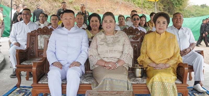 ประธานในพิธีบวงสรวงเทพยดาเทวสักการ์ พล.อ.เทพพงศ์ ทิพยจันทร์ กับราชตี สิงหศิวานนท์, สุมนา อภินรเศรษฐ์ และผู้มาร่วมพิธี