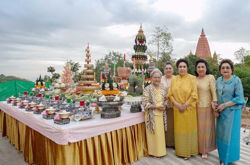 ที่โต๊ะบวงสรวง สุมนา อภินรเศรษฐ์, ราชตี- ปัทมาวดี สิงหศิวานนท์, พ.อ.หญิงอุษากรณ์ จันทรวงศ์, พัชรามาดล ส่วนด้านหลังเป็นเจดีย์ศรีพุทธคยา