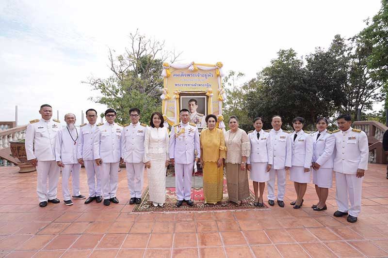 พล.อ.เทพพงศ์ ทิพยจันทร์, สุมนา อภินรเศรษฐ์, ราชตี สิงหศิวานนท์ กับผู้มาร่วมในพิธี พ.ต.อ.เดชชาติ วัฒนพนม, ศรชัย ดีบุตราวงศ์, วโรดม ตรีรัตนฐากูร, มาโนช เลาธนไพบูลย์, สมเกียรติ เกิดอินทร์, จิตรา หมีทอง, บังอร มงคล, กิตติพัฒน์ อธิวัฒน์ธนาวงศ์, สายฝน วะรินทร์, พัชรินทร์ อินทร์นิ่ม, ธีรยุทธ เส็งเอี่ย