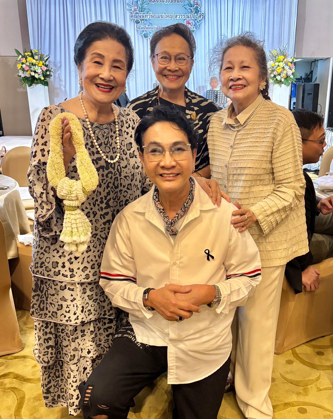 นันทวัน (เมฆใหญ่)  สุวรรณปิยะศิริ กับน้องๆ ผศ.วรลักษณ์ สนิทวงศ์ ณ อยุธยา,นีรนุช ปัทมสูต มี วรายุฑ มิลินทจินดา ร่วมยินดี