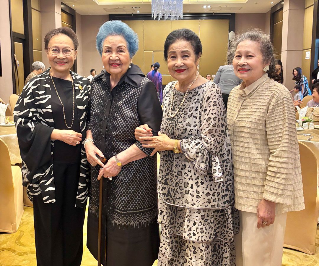 พวงเพ็ญ อินทรวิศิษฏ์ ยินดีกับศิลปินแห่งชาติ นันทวัน (เมฆใหญ่)  สุวรรณปิยะศิริ มีน้องๆ ผศ.วรลักษณ์ สนิทวงศ์ ณ อยุธยา และ นีรนุช ปัทมสูต ช่วยต้อนรับ 