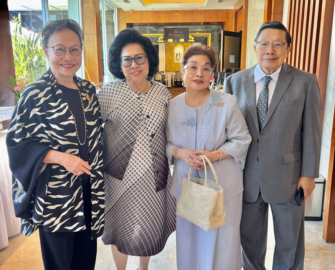 ผศ.วรลักษณ์ สนิทวงศ์ ณ อยุธยา,รศ.ดร.วีณา เชิดบุญชาติ ,ม.ร.ว.พร้อมฉัตร – ศ.เกียรติคุณ ดร.ม.ร.ว.ชิษณุสรร สวัสดิวัตน์ 