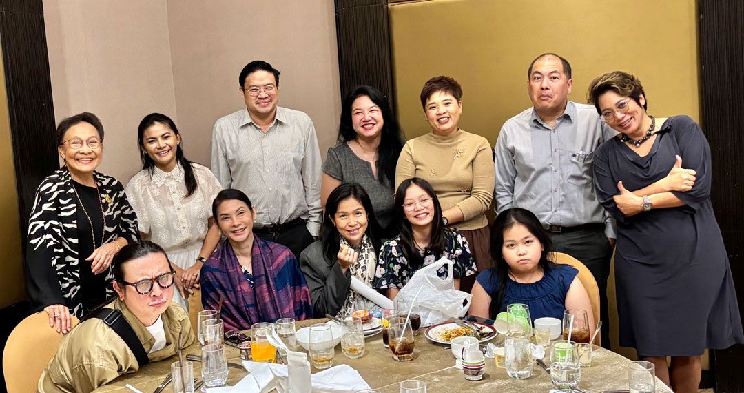 อบอุ่นเป็นกันเองท่ามกลางเครือญาติมาร่วมแสดงความยินดี