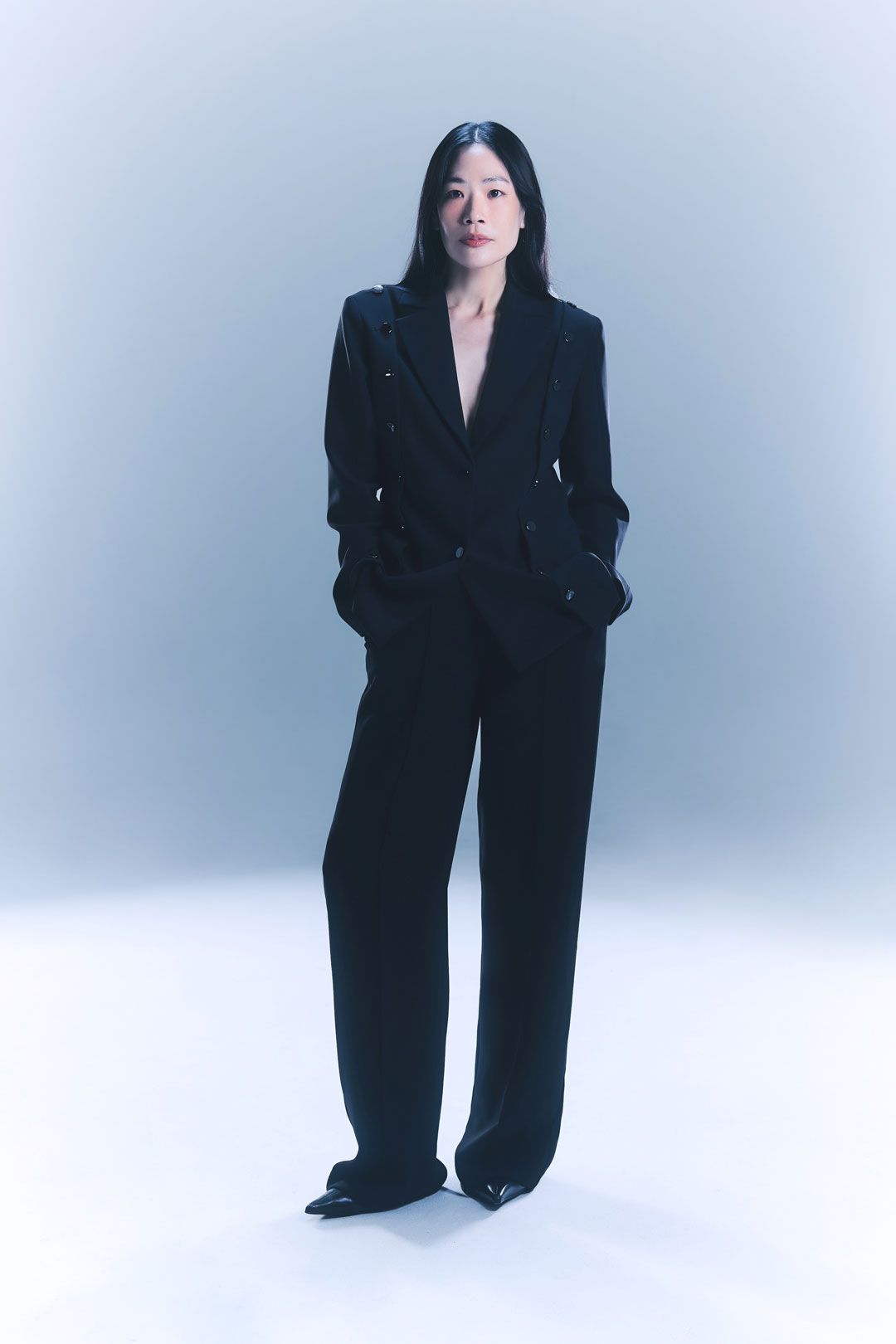 ธัน - ธันวดี จุฑาวรากุล 
สไตลิสต์ผู้อยู่เบื้องหลังสไตล์อันโดดเด่นของนักแสดงและเซเลบริตี้แถวหน้าของเมืองไทย
