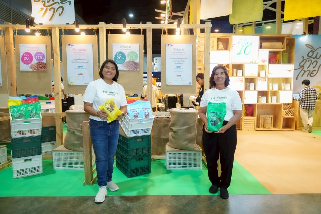 กนกพร คงยศ และ วิมลมาศ จิตการ วิสาหกิจชุมชนกลุ่มผู้ปลูกข้าวไร่ดอกข่าตำบลตากแดด จ.พังงา