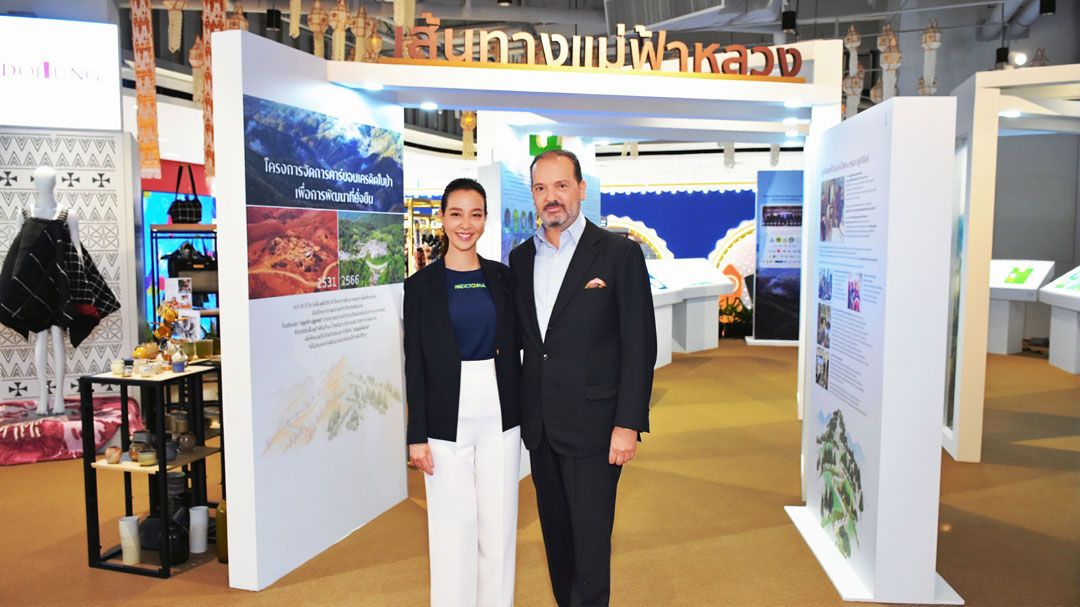 ม.ล.อรดิศ (ดิศกุล) สนิทวงศ์ และ เปาโล ดีโอนีซี เอกอัครราชทูตอิตาลีประจำประเทศไทย