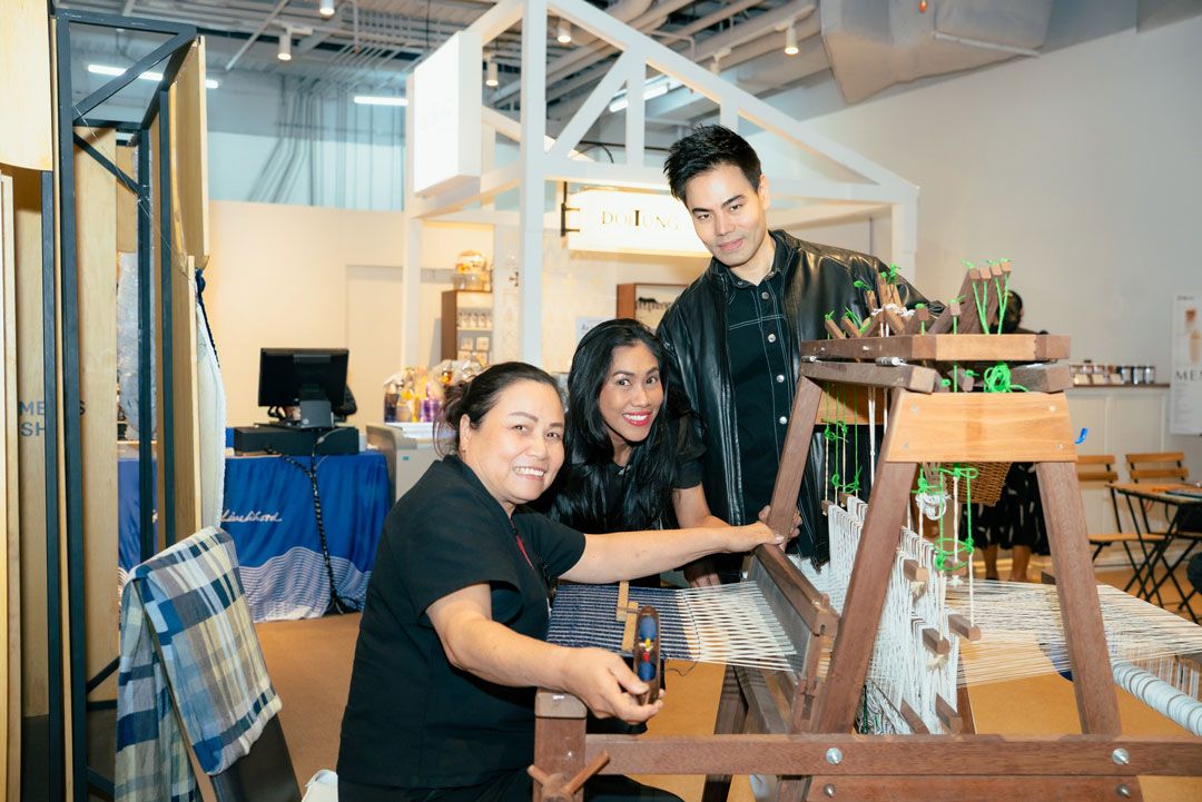 เซเลบริตี้สนใจการโชว์ทอผ้าจากแม่ๆ ที่บินตรงมาจากดอยตุง