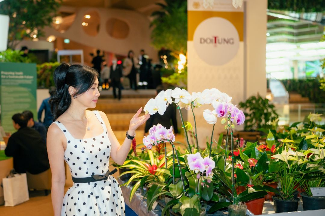 ชัชชฎา ก้องธรนินทร์ ชมดอกไม้จากทีมเกษตรดอยตุง 