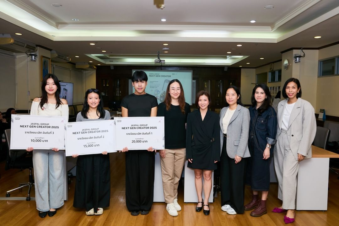 นลินี เรืองวิทยานุกูล ผอ.ฝ่ายสื่อสารองค์กร ยัสปาล กรุ๊ป,ผศ. ดร.มานา ปัจฉิมนันท์ รองคณบดีฝ่ายวิชาการและ
พัฒนาคุณภาพการศึกษา คณะวารสารฯ มธ. และผู้บริหารจากแบรนด์แฟชั่นในเครือยัสปาล กรุ๊ป  ธัญญะกาญจน์ เครือหงส์ ผอ.ฝ่ายการตลาด แบรนด์ CC DOUBLE O , เจสสิกา มารี โฆษิตธนากร ผอ.ฝ่ายการตลาด แบรนด์ CPS , ณณริล บุตรฉัยยา ผจก.อาวุโสฝ่ายกลยุทธ์และการสื่อสาร แบรนด์ Lyn Around พร้อมด้วย นักศึกษาคณะวารสารฯ มธ.ที่ได้รับรางวัล ชาลิสา ทองนิมิตสวัสดิ์,รวิฏา ลัทธิ และ ชัยณรงค์ นาคฤทธิ์ 
