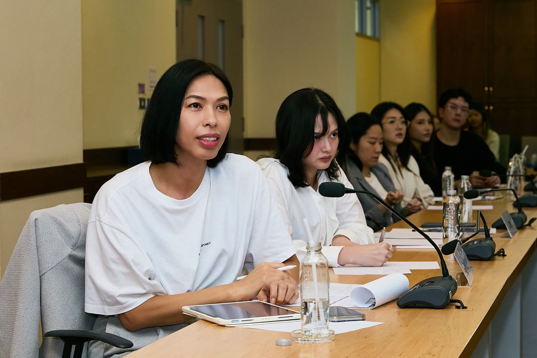 กรรมการตัวแทนจากแบรนด์ Lyn Around ร่วมตัดสินผลงาน