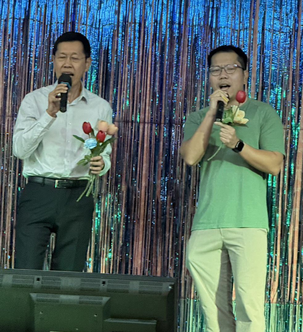 พงศ์เทพ เทพกาญจนา นายกสมาคมธรรมศาสตร์ฯ มอบเสียงเพลงเพราะๆ สร้างความสุขแก่ผู้ร่วมงาน