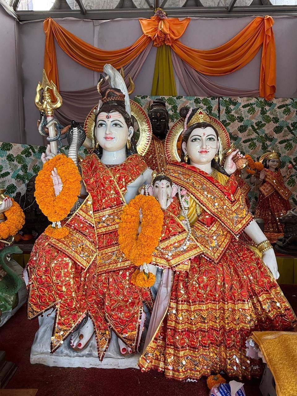 เทวรูปพระศิวะ พระแม่อุมา พระพิฆเนศ แกะสลักจากหินอ่อนประณีตงดงามมาก   ที่จะประดิษฐานเป็นองค์ประธาน  ณ วิหารที่กำลังจะก่อสร้าง