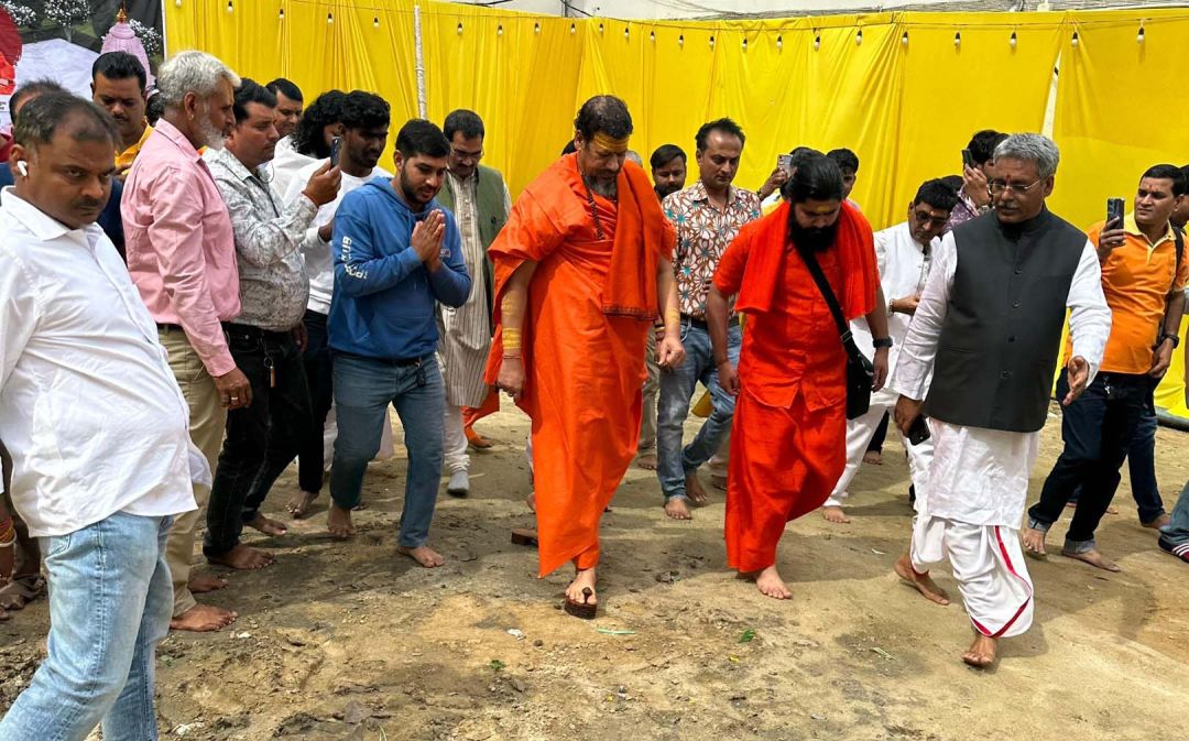 ประธานขณะทำพิธี ณ บริเวณเดิมที่จะก่อสร้างเป็นวิหารพระศิวะ