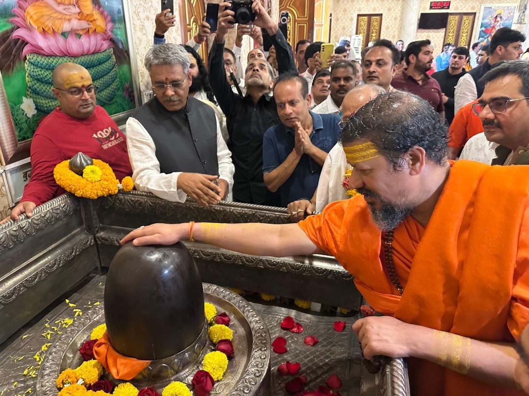 พิธีบูชาศิวลึงค์  ตามความเชื่อว่าเป็นสัญลักษณ์แทนพลังแห่งการสร้างสรรค์ของพระศิวะ  