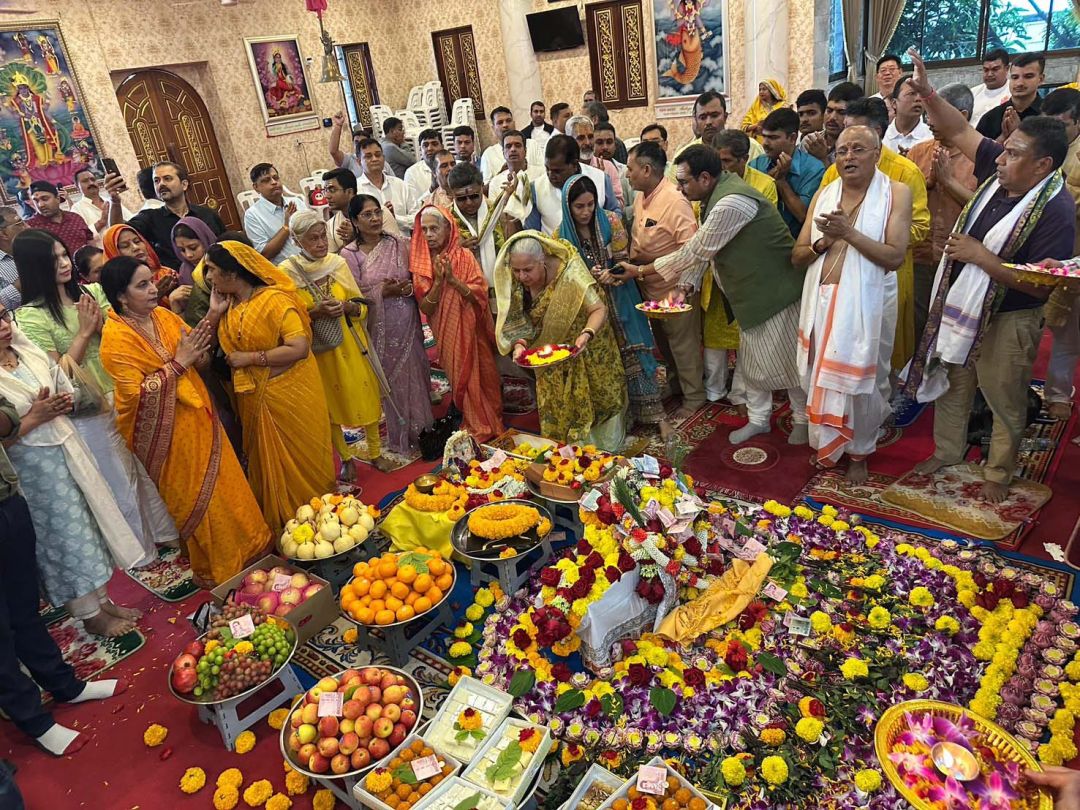 ชาวฮินดู ชาวไทยหลากหลายเชื้อชาติทั้งชายหญิงจำนวนมาก มาร่วมพิธี   ด้วยความศรัทธายิ่ง 