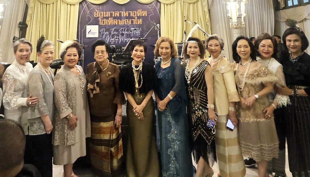 ผู้ร่วมจัดหาทุนมูลนิธิพระราชวังพญาไท นำโดย คุณหญิงชดช้อย โสภณพนิช,กุลธิดา ศิวยาธร,นิเศศโสม พุ่มหิรัญ,สุวรรณี ประเทืองสิทธิ์,สุภาพ อิงคะวัต,สมพิศ เลิศสุมิตรกุล,พรรณิภา ปวนะฤทธิ์,รุจิตร สุธนะเสรีพร 