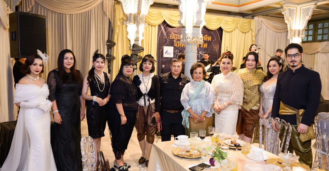 นาวาโทหญิง ชูจิต จิตต์แก้ว หัวหน้าสำนักงานมูลนิธิอนุรักษ์พระราชวังพญาไทฯ ต้อนรับแขกผู้มาร่วมงานที่แต่งกายย้อนยุคเข้ากับบรรยากาศของงาน