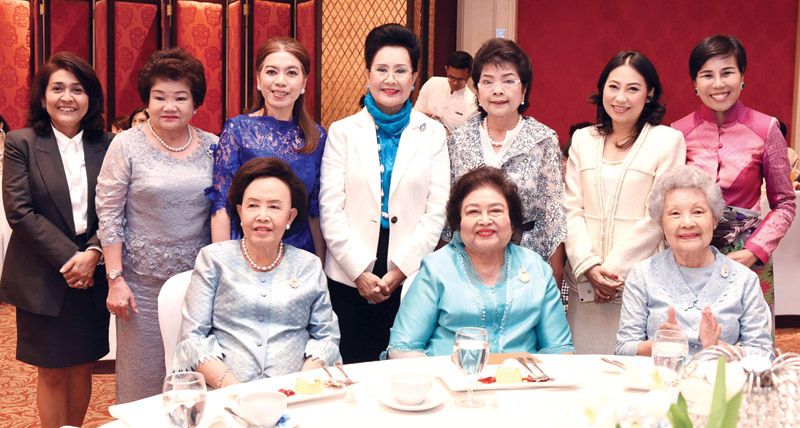 
คุณหญิงแสงเดือน ณ นคร, พล.ต.หญิง คุณหญิงอัสนีย์ 
เสาวภาพ, ท่านผู้หญิงสุมาลี จาติกวนิช และสมาชิกร่วมถ่ายภาพ