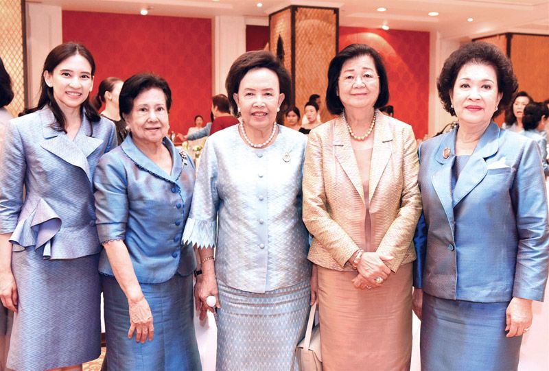 ปภัชญา สิริวัฒนภักดี, ประจิตรา เธียรประประสิทธิ์, 
คุณหญิงแสงเดือน ณ นคร, สุวิมล มหากิจศิริและ เนาวรัชต์ 
ธรรมสโรช