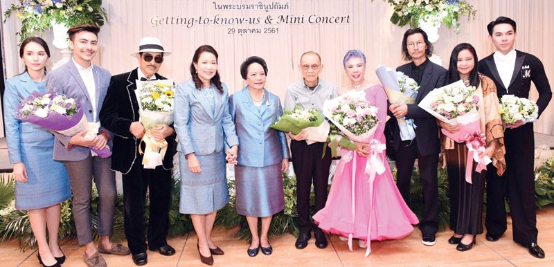 รติพันธ์ พันธ์พินิจ, ชวาลี โอสถานุเคราะห์, ท่านผู้หญิงวิวรรณ วรวรรณ เศรษฐบุตร ถ่ายภาพที่ระลึกกับคณะนักร้อง