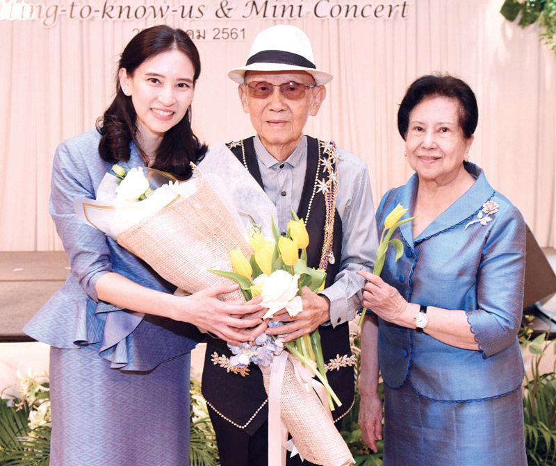 ปภัชญา สิริวัฒนภักดี กับคุณแม่ประจิตรา เธียรประประสิทธิ์ มอบดอกไม้ให้คุณพ่อประชา เธียรประสิทธิ์
