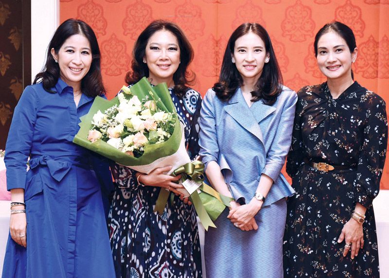 บุณยภา ตั้งคารวคุณ, พรนภา จันศิริ, ปภัชญา
สิริวัฒนภักดี และ ม.ล รดีเทพ เทวกุล