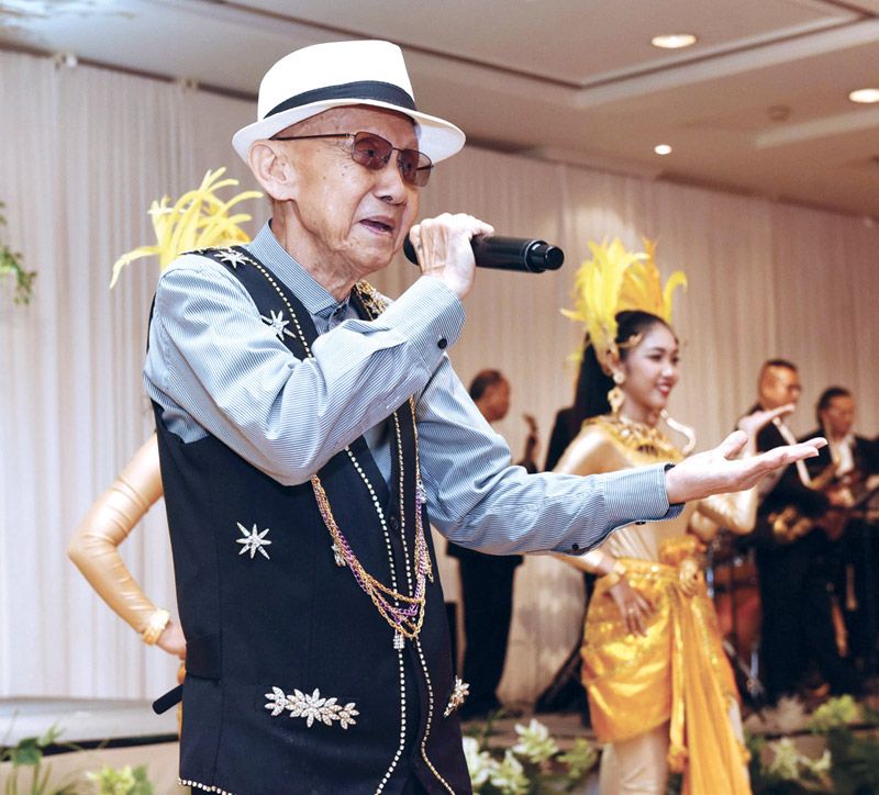 ประชา เธียรประประสิทธิ์ นักร้องกิตติมศักดิ์ 