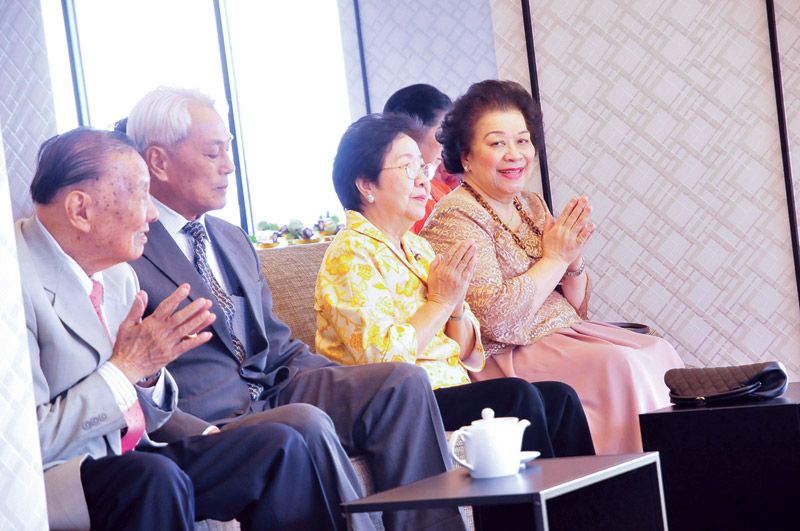 
ดร.ธวัช ถาวรธวัช ประธานบริษัท ซี.ที.แลนด์ และบริษัทในเครือ พร้อมภรรยา อภิญญา ถาวรธวัช และแขกผู้มีเกียรติร่วมในพิธีทำบุญ

