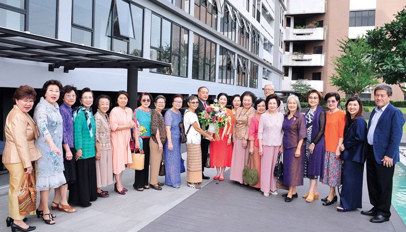 เพื่อนๆ ของคุณแม่ อภิญญา ถาวรธวัช อาทิ ผาณิต พูนศิริวงศ์ และเพื่อน มหาวิทยาลัยธรรมศาสตร์ ห้อง A 7 เข้าร่วมแสดงความยินดี