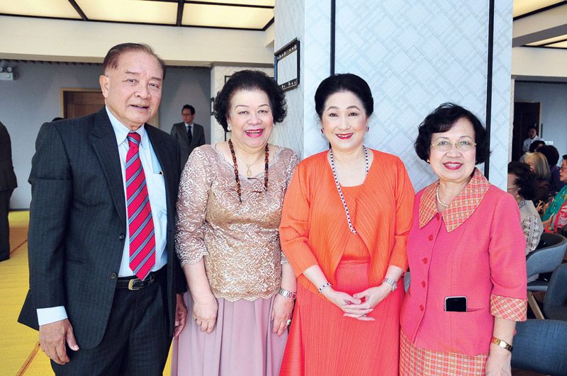 
อภิญญา ถาวรธวัช ต้อนรับ ผาณิต พูนศิริวงศ์ และ เพชรรัตน์
เอกแสงกุล