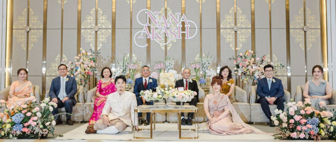 Mr. Ram Parsad Gurung เป็นเถ้าแก่ฝ่ายเจ้าบ่าวทำพิธีสู่ขอ และ บุญเลิศ วงศ์กิตติรักษ์ เป็นเถ้าแก่ฝ่ายเจ้าสาว