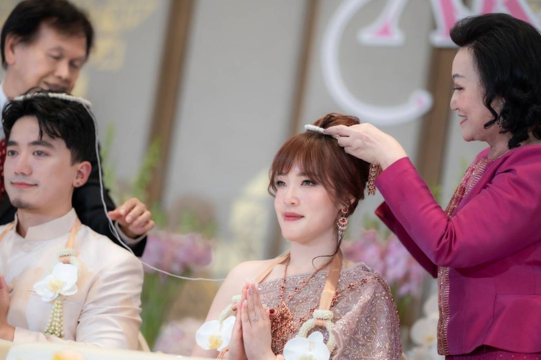 จรูญ - อโนชา ชีวิตโสภณ สวมมงคลแฝดให้แก่คู่บ่าวสาว