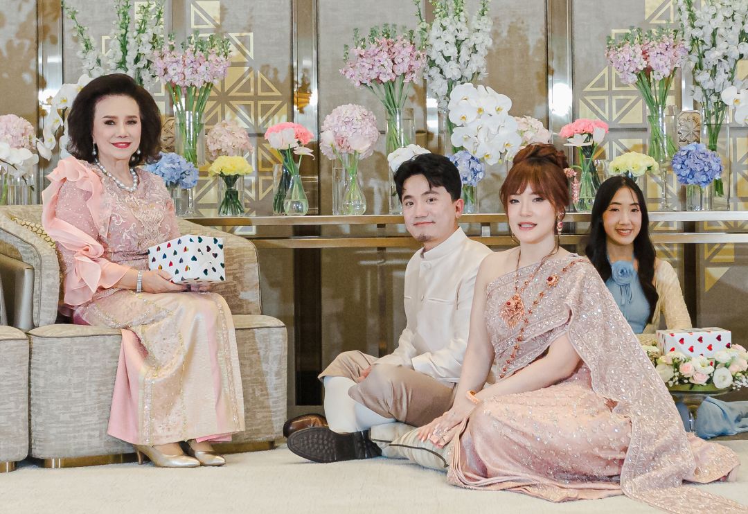 อุไร คุณานันทกุล ทำพิธีรับไหว้จากเจ้าบ่าวเจ้าสาว