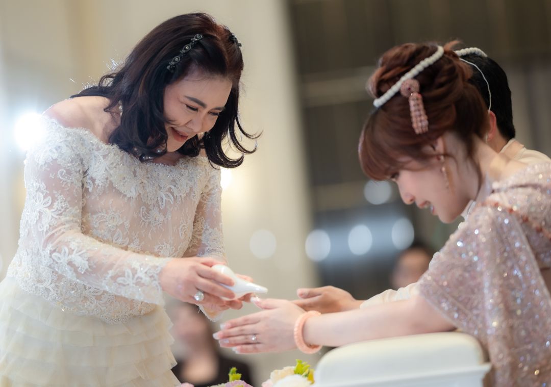 รพีพรรณ เหลืองอร่ามรัตน์ รดน้ำสังข์อวยพรให้คู่บ่าวสาว