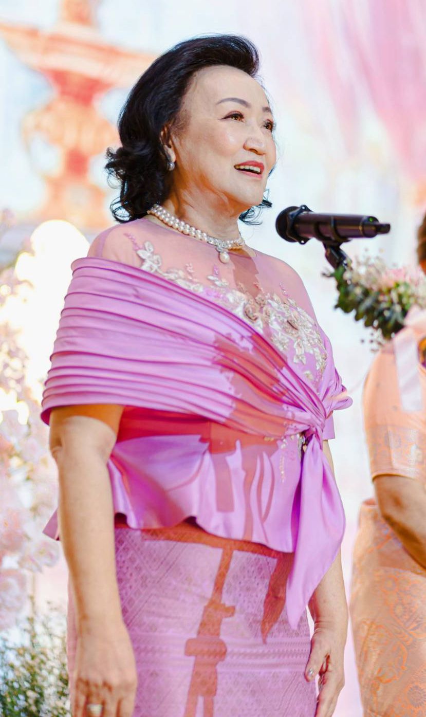 อโนชา ชีวิตโสภณ อดีตประธานศาลฎีกาคนที่ 49 คุณป้าเจ้าสาว กล่าวอวยพรให้คู่บ่าวสาว