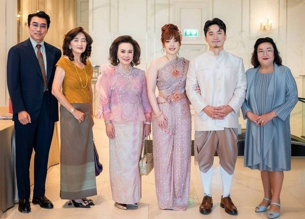 พิสิทธิ์ คุณานันทกุล,อุษณี วงศ์กิตติรักษ์, อุไร คุณานันทกุล, และทิชา โก๋กลิ่น ร่วมยินดี 