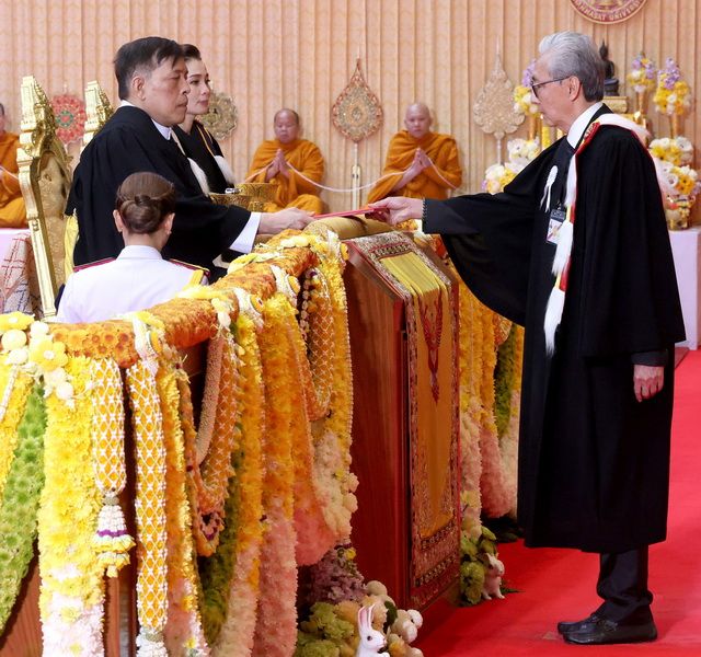 ดร.สมคิด จาตุศรีพิทักษ์ เข้ารับพระราชทานปริญญาปรัชญาดุษฎีบัณฑิตกิตติมศักดิ์ สาขาวิชาเศรษฐศาสตร์