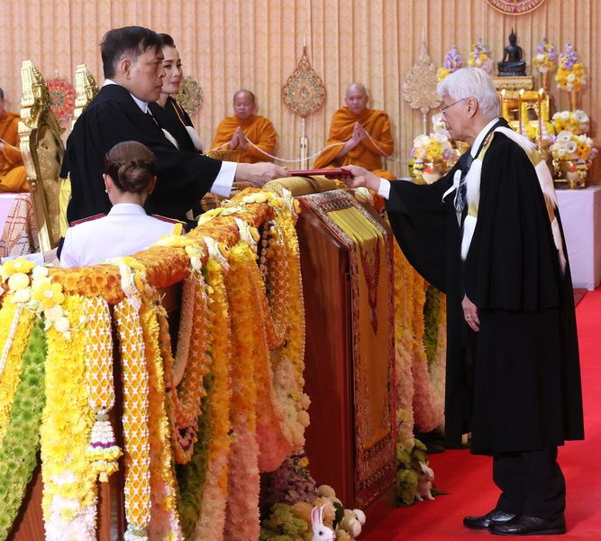 นายวิรัช อยู่ถาวร เข้ารับพระราชทานปริญญาศิลปกรรมศาสตรดุษฎีบัณฑิตกิตติมศักดิ์ สาขาวิชาการละคอน