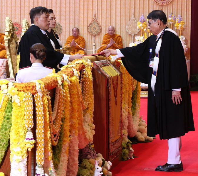 รศ.ดร.กำพล รุจิวิชชญ์ เข้ารับพระราชทานปริญญาวิทยาศาสตรดุษฎีบัณฑิตกิตติมศักดิ์ สาขาวิชาเทคนิคการแพทย์