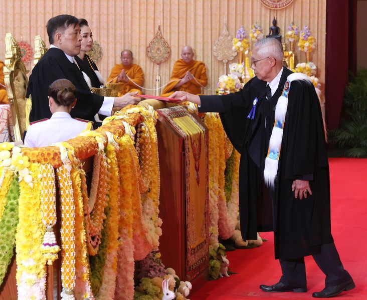 ศ.กิตติคุณ นายแพทย์ประพันธ์ ภานุภาค เข้ารับพระราชทานปริญญาสาธารณสุขศาสตรดุษฎีบัณฑิตกิตติมศักดิ์