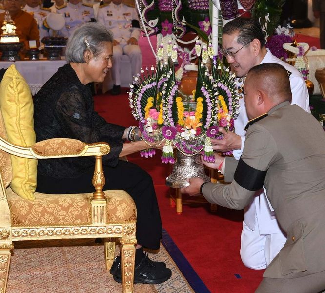 ศ.พิเศษ ดร.สุรเกียรติ์ เสถียรไทย ทูลเกล้าฯ ถวายบายศรี