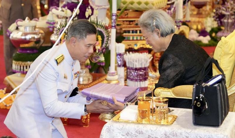 ศ.ดร.นพ.พงษ์รักษ์ ศรีบัณฑิตมงคล ทูลเกล้าฯ ถวายเครื่องบายศรีพิธีสืบชะตา