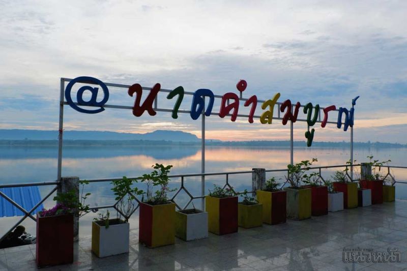 ตื่นเช้าสูดอากาศบริสุทธิ์ไปชมทุ่งดอกบัวแดง บ้านคำสมบูรณ์