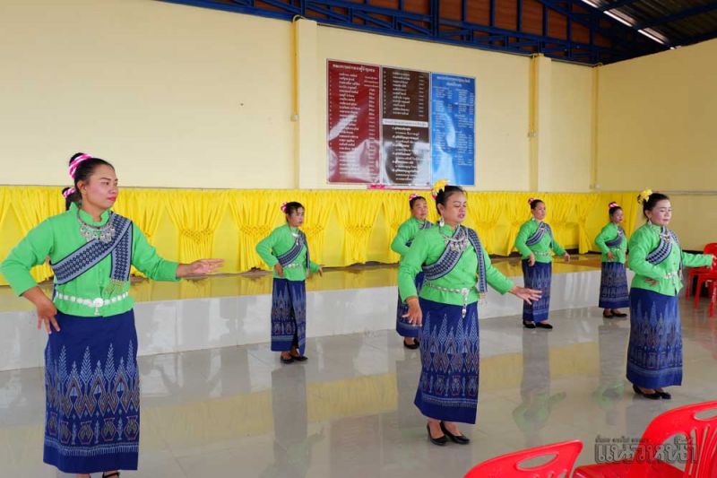 แม่ใหญ่ บ้านสุขสาคร ฟ้อนรำประจำถิ่นต้อนรับคณะ