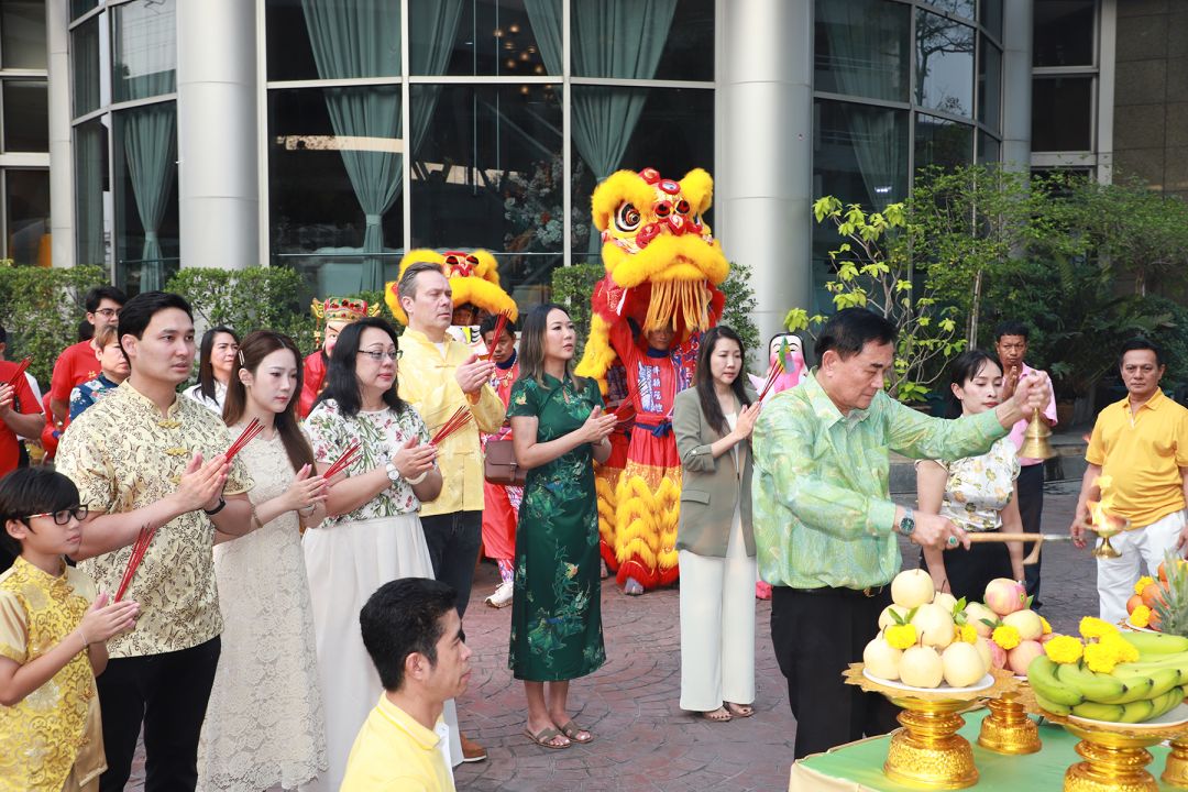 ดร.อัศวิน อิงคะกุล ประธาน มิราเคิล กรุ๊ป นำทีมผู้บริหารไหว้ตรุษจีน