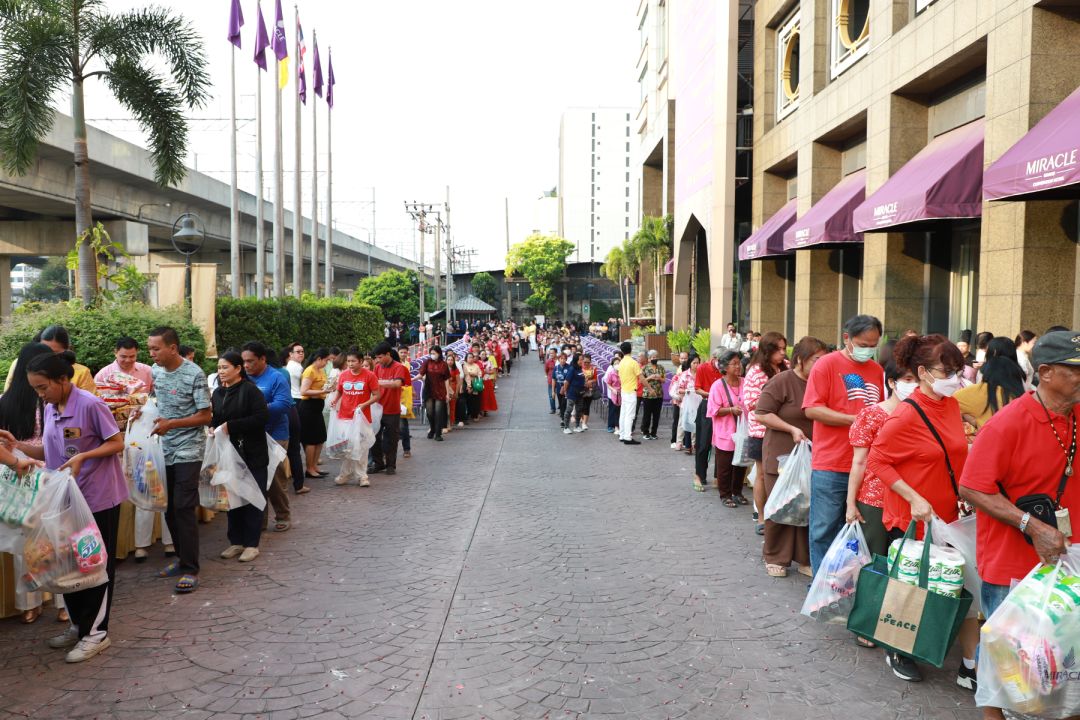 ชาวบ้านในชุมชน พร้อมสิ่งของเครื่องใช้จำเป็น