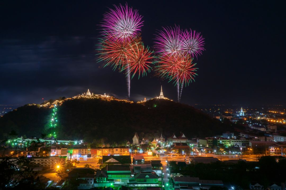 มุม : เขาเรดาห์ (เขาบันไดอิฐ)
ระยะเลนส์(FX) : 35 mm
จำนวนขาตั้ง : รับได้ 20 - 30 ขา
พิกัด : https://maps.app.goo.gl/9FNF3e3kZ92WwKb79
คำแนะนำเพิ่มเติม : ต้องขับรถขึ้นเขา ถึงที่แล้วให้กลับรถรอไว้เลย แล้วจอดรถชิดไหล่ทาง นำไฟฉายติดตัวไปด้วย