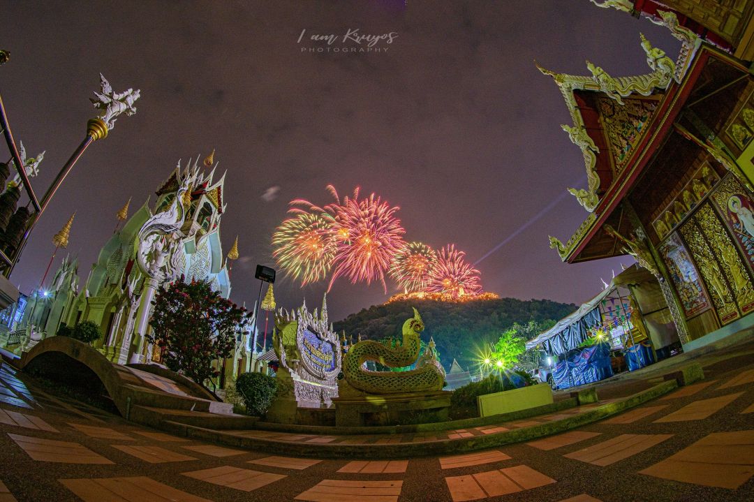 มุม : วัดข่อย (มีมุมให้เลือกถ่ายหลายมุม ต้องค่อยๆเดินหาที่ชอบ)
ระยะเลนส์(dx) : 7.5 ฟิชอาย mm
จำนวนขาตั้ง : รับได้ 10-15 ขา
พิกัด : https://maps.app.goo.gl/GRX4oBcPS3cEprEj6
คำแนะนำเพิ่มเติม :ที่จอดรถมีจำกัด และมีค่าบริการฝาก